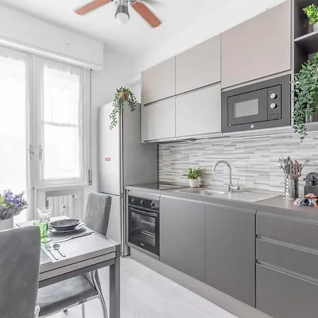 Comodo E Confortevole-sesto Piano Con Vista Appartamento Milano